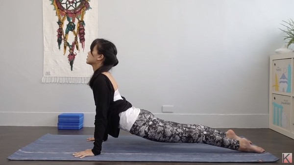 ▲瑜珈8動作舒緩肩頸痠痛。（圖／Flow With Katie提供）