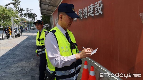 ▲▼  怪手砸車後，警方設巡邏箱簽到。（圖／記者洪正達攝）