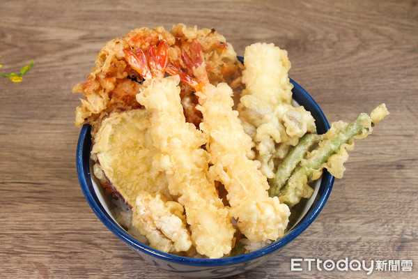 ▲天丼てんや天婦羅丼飯170元吃得到　還有35公分長的穴子魚。（圖／記者黃士原攝）