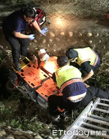 ▲▼民眾騎車遭蜂螫摔水溝，警消民眾合力救人。（圖／記者李忠憲翻攝）