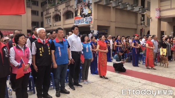 ▲國民黨台南市長參選人高思博一早連趕兩場升旗典禮，一邊是市府西拉雅廣場、一邊是大道新城，兩場相較感受差很多。（圖／高思博提供）