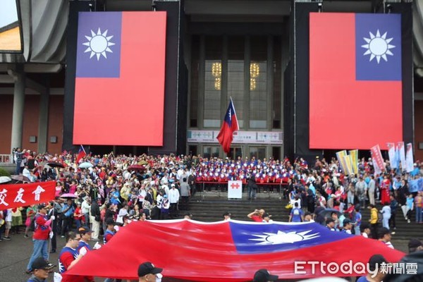 ▲馬英九、吳敦義出席「愛國旗愛國家」民間版國慶。（圖／記者周書羽攝）