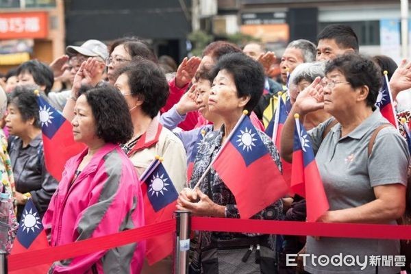 ▲桃園國慶升旗典禮，雖遭護礁人士衝上台，鄭文燦也發表其對藻礁保護的說明，強調採用民主方式，解決爭議問題。（圖／桃園市政府提供）