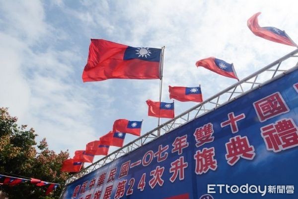 ▲鄭文燦、陳學聖相遇民間版國慶升旗活動，力爭泛藍選票。（圖／桃園市政府提供）