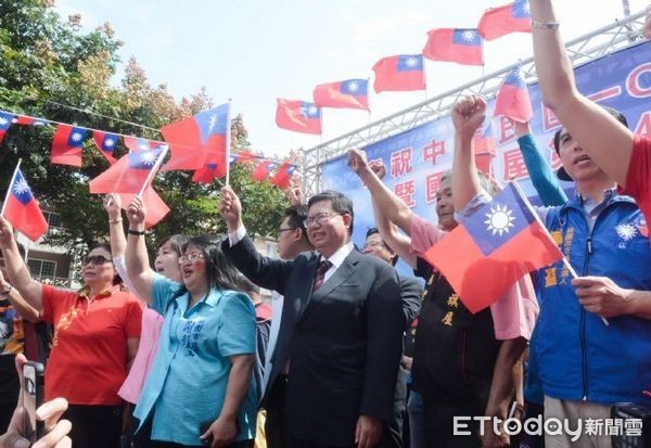 ▲鄭文燦、陳學聖相遇民間版國慶升旗活動，力爭泛藍選票。（圖／桃園市政府提供）