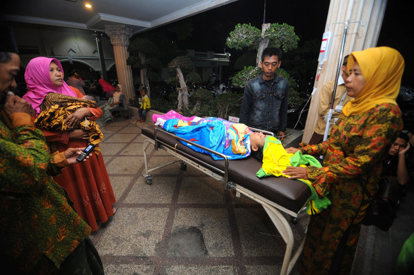 ▲▼峇里島地震，Pamekasan縣的醫院外有病患等待就醫。（圖／路透社）