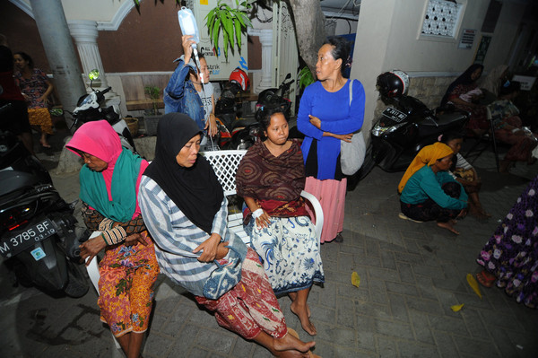 ▲▼峇里島地震，Pamekasan縣的醫院外有病患等待就醫。（圖／路透社）
