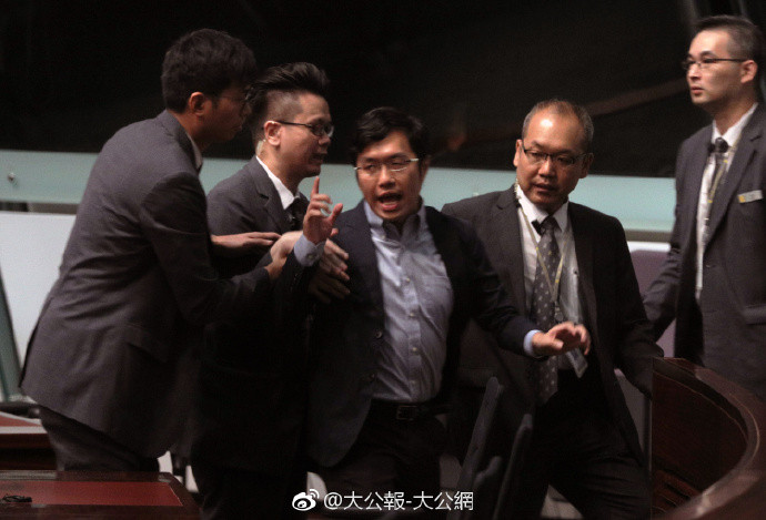 ▲▼香港反對派議員抗議遭趕出會場。（圖／翻攝大公報微博）