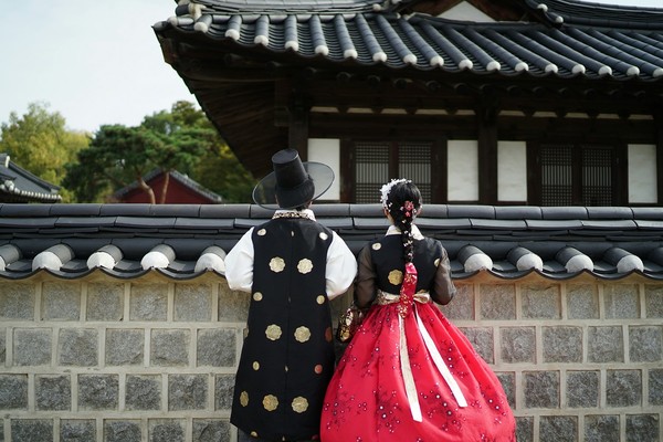 ▲穿著韓服散步至古老的韓式建築，就像是穿越時空回到古代的韓國一樣。（圖／shutterstock.com提供）