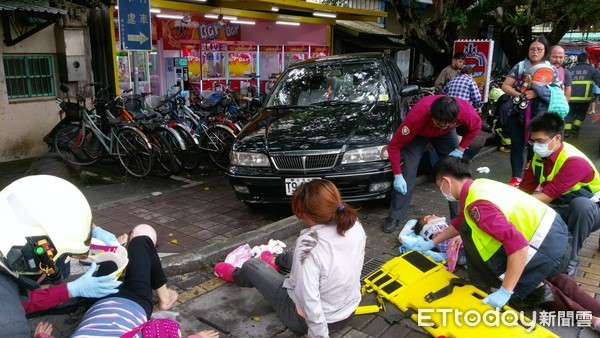 ▲▼宜蘭頭城火車站前暴衝車禍中，機車雙薛姓母女（圖左1、左2）被雙輪輾過，命大奇蹟僅輕傷。（圖／記者游芳男翻攝，下同）