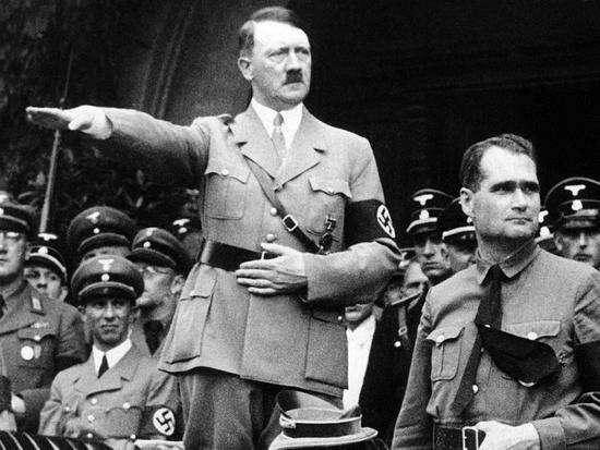 ▲機密報告：希特勒跟他的副手赫斯(右)之間，有不可告人的親密關係。(圖／翻攝自網路)