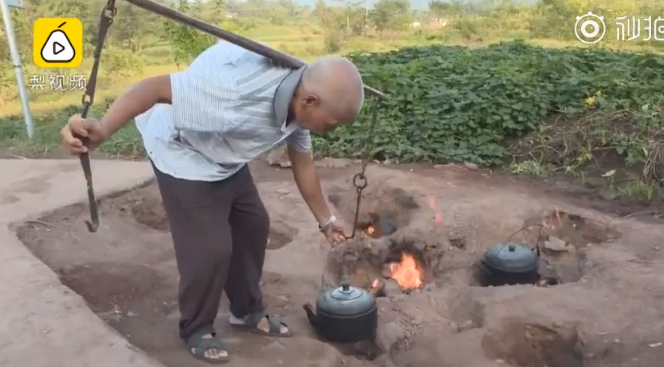 ▲▼村民都把水壺帶來火坑上燒。（圖／翻攝自梨視頻）