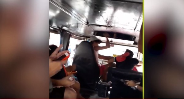 ▲▼菲律賓一名公車司機在工作時將小三抱坐大腿中間，被老婆當場抓包。（圖／翻攝自Youtube）