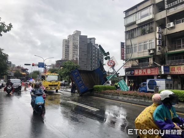 ▲▼研究院路一段貨車撞電線桿。（圖／記者陳家豪攝）