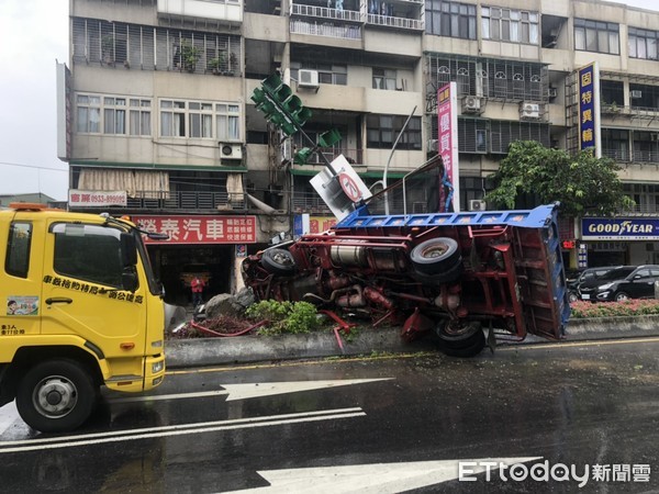 ▲▼研究院路一段貨車撞電線桿。（圖／記者陳家豪攝）