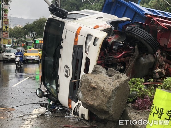 ▲▼研究院路一段貨車撞電線桿。（圖／記者陳家豪攝）