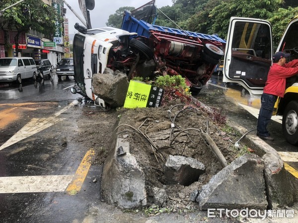  ▲▼研究院路一段貨車撞電線桿。（圖／記者陳家豪攝）