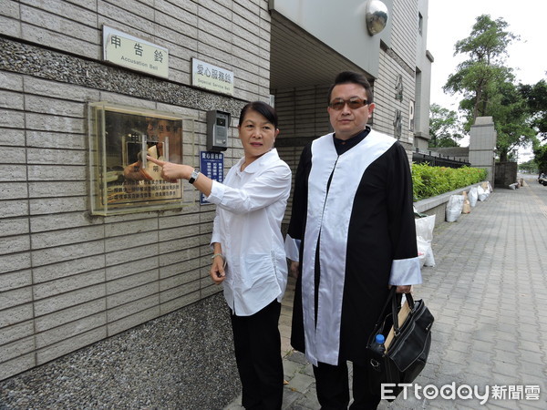 ▲台南市議員蔡秋蘭10月12日上午，由律師陪同到台南地檢署，對民進黨台南市黨部提出誹謗、違反選罷法告訴。（圖／記者林悅攝）