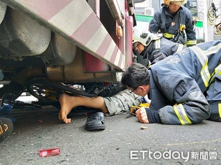 ▲▼台林街和義教街口發生大貨車和腳踏車的事故。（圖／記者宋德威翻攝）