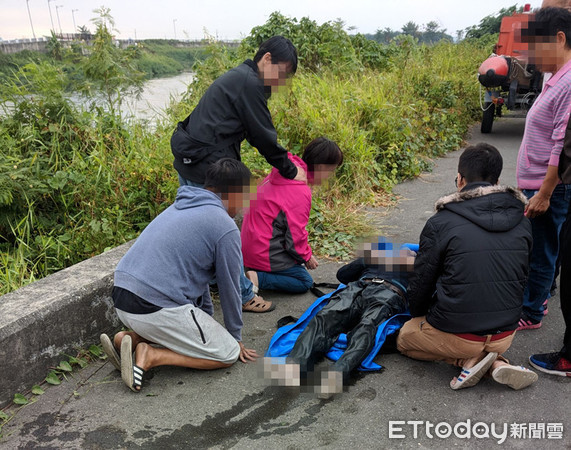 ▲台南市佳里區溪洲里前溪洲橋驚傳1名鬱男疑似跳水，消防局救生艇進漏夜搜救中。（圖／記者林悅翻攝）