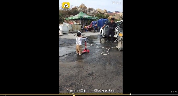 ▲▼娃排隊等洗他的滑板車             。（圖／翻攝自梨視頻）