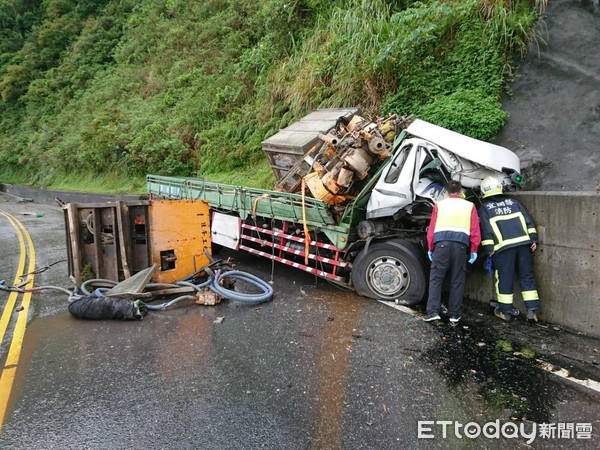 ▲▼警消搶救從東澳往蘇澳方向，卻失控衝過逆向車道自撞山壁的大貨車駕駛。（圖／記者游芳男翻攝，下同）