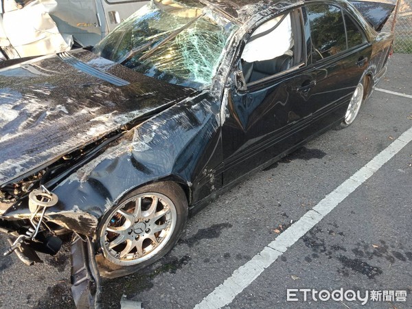 ▲▼30歲吳男駕駛的賓士車車體凹陷，車頭幾乎全毀。（圖／記者唐詠絮翻攝）