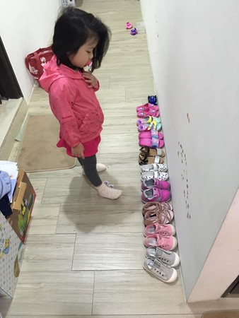 ▲小女孩出門前停在門口，原來是在選鞋子。（圖／翻攝自爆廢公社）