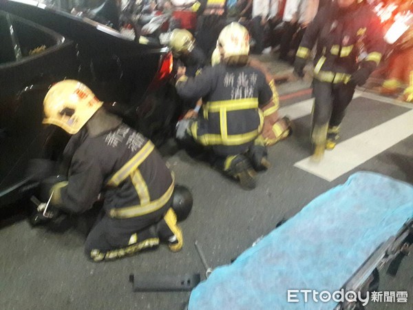 ▲▼ 新莊丹鳳捷運站發生重大車禍，一輛小客車疑似失控追撞機車，造成機車騎士卡在車底。。（圖／記者林裕豐攝）