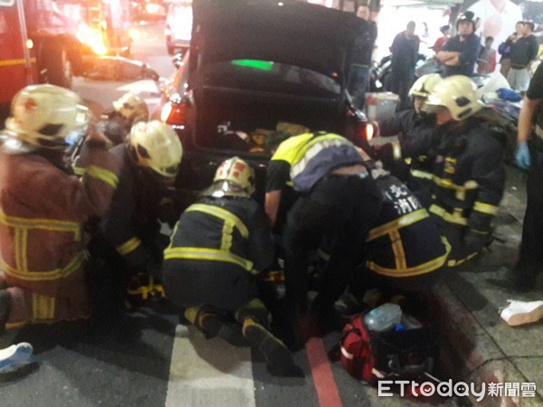 ▲▼ 新莊丹鳳捷運站發生重大車禍，一輛小客車疑似失控追撞機車，造成機車騎士卡在車底。。（圖／記者林裕豐攝）