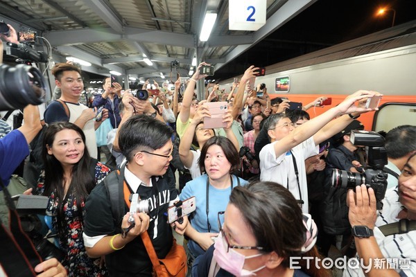 ▲▼高雄鐵路地下化工程，將在14日正式通車，而高雄臨時車站也在13日晚上10點27分，功臣身退。（圖／記者宋德威攝，下同）