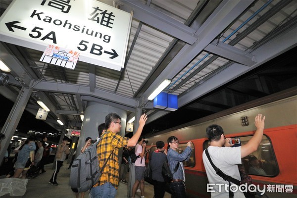 ▲▼高雄鐵路地下化工程，將在14日正式通車，而高雄臨時車站也在13日晚上10點27分，功臣身退。（圖／記者宋德威攝，下同）