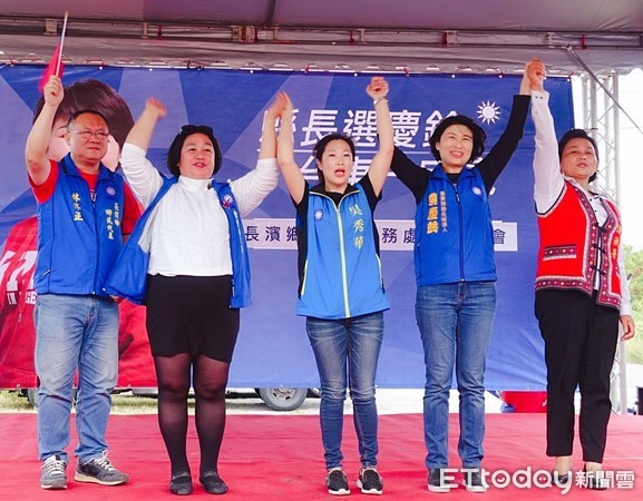 ▲台東縣長參選人饒慶鈴成立成功鎮、長濱鄉競選服務處，後援會總會長吳俊立、國民黨台東黨部主委吳秀華、縣議員高美珠三人齊心，連趕上下午兩場現身懇託。（圖／饒慶鈴辦公室提供，下同）