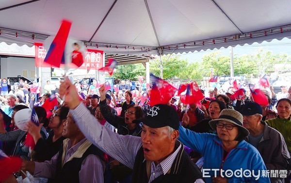 ▲台東縣長參選人饒慶鈴成立成功鎮、長濱鄉競選服務處，後援會總會長吳俊立、國民黨台東黨部主委吳秀華、縣議員高美珠三人齊心，連趕上下午兩場現身懇託。（圖／饒慶鈴辦公室提供，下同）