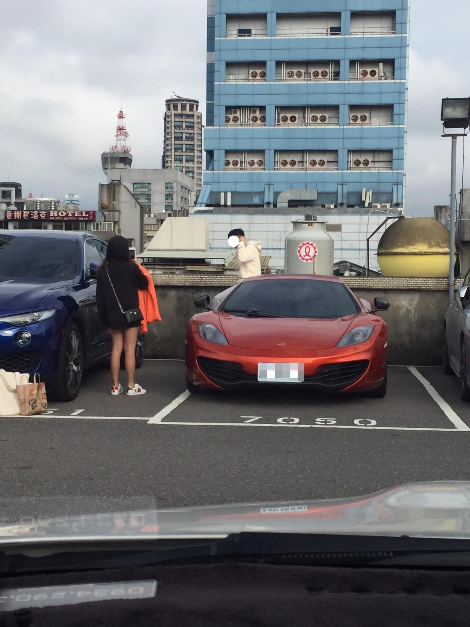 市價千萬！屁孩跳上麥拉倫耍帥「短褲妹幫拍」。（圖／記者爆料公社）