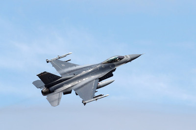 美軍F-16飛行中「投棄2個油箱」　緊急迫降青森機場跑道關閉　