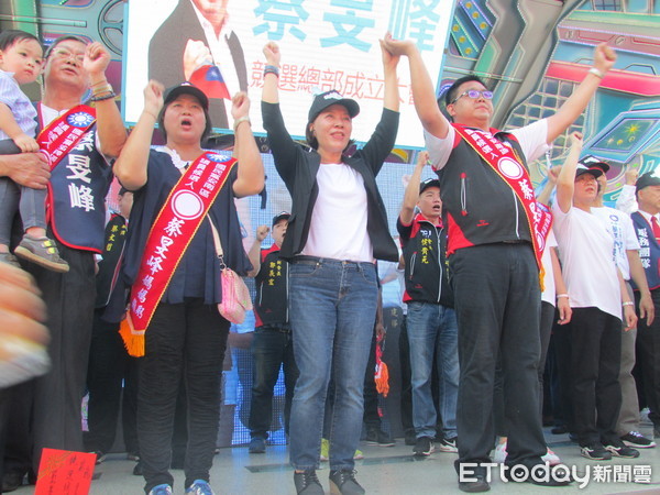 ▲台南市安南區市議員參選人蔡旻峰，10月14日成立競選總部，國民黨台南市長參選人高思博、市黨部主委謝龍介、前立委陳淑慧等人呼籲鄉親支持蔡旻峰，為市議會注入新血。（圖／記者林悅翻攝，下同）