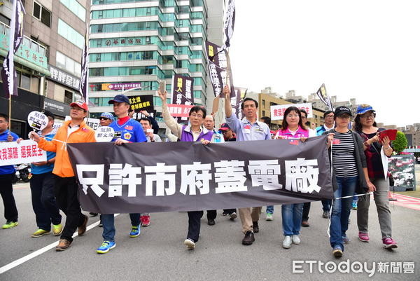 ▲陳學聖率近400名民眾，「路過」市府展開「護藻礁、救桃園」行動。（圖／陳學聖競選辦公室提供）