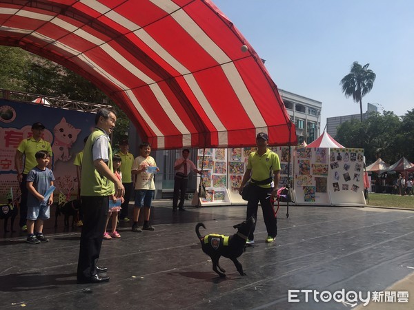 ▲台南市警察局可愛的波麗士犬，演出「波麗士犬反毒總動員」，成功吸引市民朋友目光。（圖／記者林悅翻攝，下同）