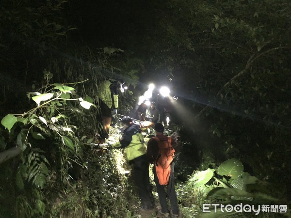 ▲▼宜蘭警消越山涉水搶救打獵滑倒自轟，腋下中彈命危的卓姓男子。（圖／記者游芳男翻攝，下同）