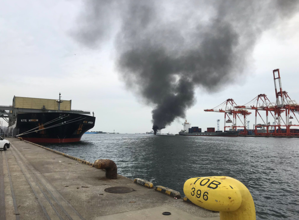 ▲▼ 大火吞噬2/3船體！觀光漁船橫濱海上起火　黑煙狂竄。（圖／翻攝自@8caeEEXcbUEIIWv）