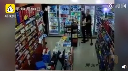 ▲▼福州男劫持超市收銀員遭警擊斃。（圖／翻攝《梨視頻》）