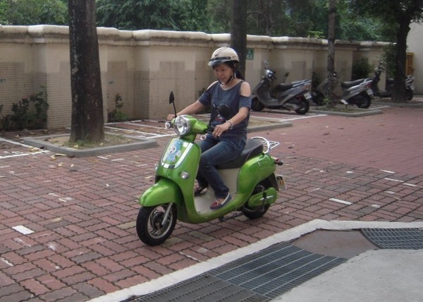 ▲騎電動自行車未戴安全帽要開罰　交通部擬限制使用年齡。（圖／台中市政府提供）