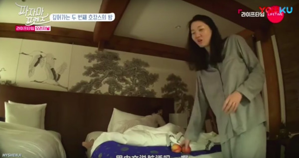 她9月起參演南韓真人秀《睡衣朋友》，卻意外洩出行程滿檔的疲憊，沒卸妝就倒頭大睡，醒來還迷迷糊糊地講了一串中文。