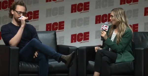 湯姆希德斯頓（Tom Hiddleston）在ACE Comic Con。（圖／翻攝自YouTube／Flicka NEWS）
