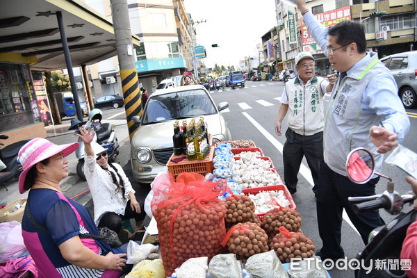 ▲台南市長參選人黃偉哲前往善化黃昏市場掃街拜票，也受到鄉親熱烈歡迎，人氣直接反映在一聲聲的熱情呼喊上。（圖／黃偉哲提供）