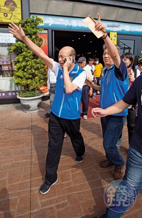 國民黨高雄市長參選人韓國瑜近期聲勢高漲，更積極搶攻綠營鐵票的舊高雄縣區，拚拉近與對手陳其邁的差距。