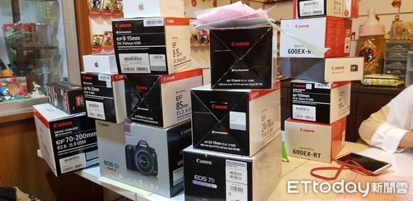 ▲余副工程司收賄物品中不少單眼攝影機配備             。（圖／記者吳奕靖翻攝）