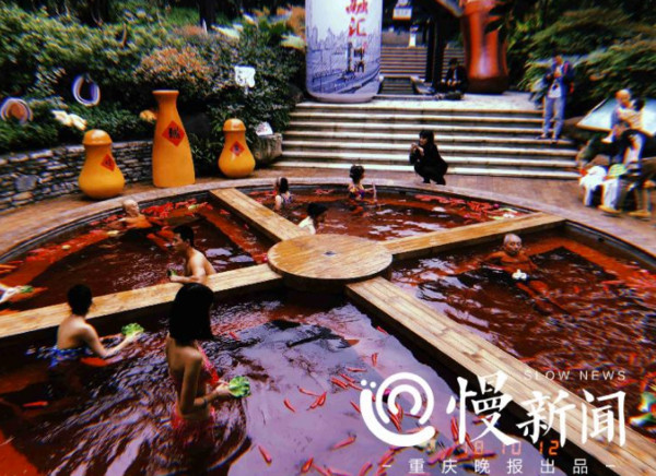 ▲▼重慶有業者推出紅湯溫泉，遊客泡湯場面宛如「人肉火鍋」。（圖／翻攝自重慶晚報）