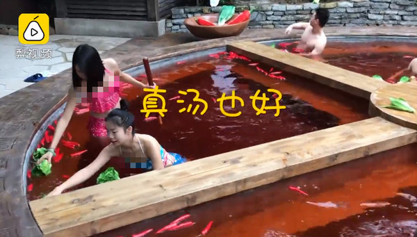 ▲▼重慶有業者推出紅湯溫泉，遊客泡湯場面宛如「人肉火鍋」。（圖／翻攝自梨視頻）